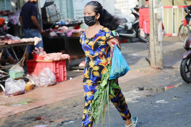 Người Sài Gòn tấp nập đi chợ Tết Đoan Ngọ, tiểu thương hào hứng vì đắt hàng: Một năm chỉ có một ngày - Ảnh 14.