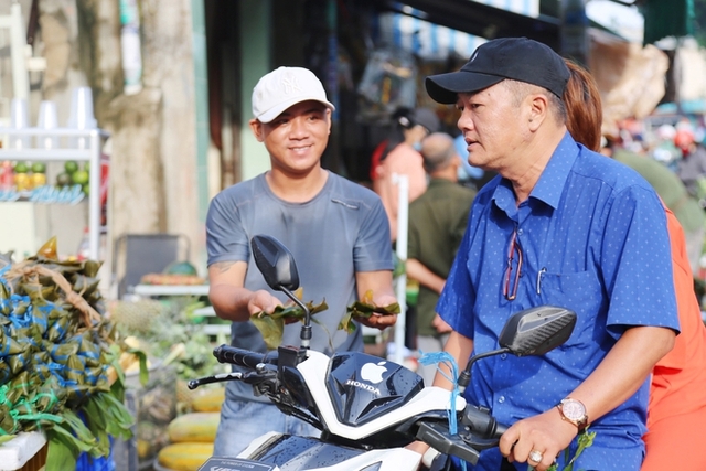 Người Sài Gòn tấp nập đi chợ Tết Đoan Ngọ, tiểu thương hào hứng vì đắt hàng: Một năm chỉ có một ngày - Ảnh 3.