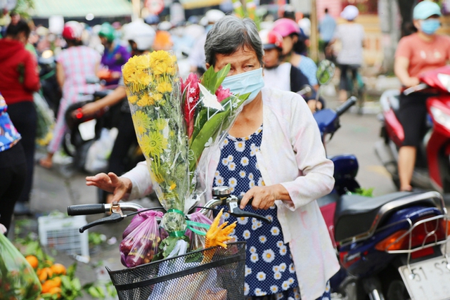 Người Sài Gòn tấp nập đi chợ Tết Đoan Ngọ, tiểu thương hào hứng vì đắt hàng: Một năm chỉ có một ngày - Ảnh 5.