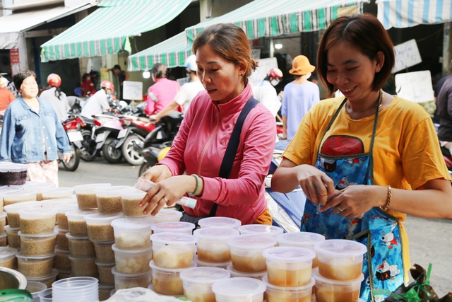 Người Sài Gòn tấp nập đi chợ Tết Đoan Ngọ, tiểu thương hào hứng vì đắt hàng: Một năm chỉ có một ngày - Ảnh 7.