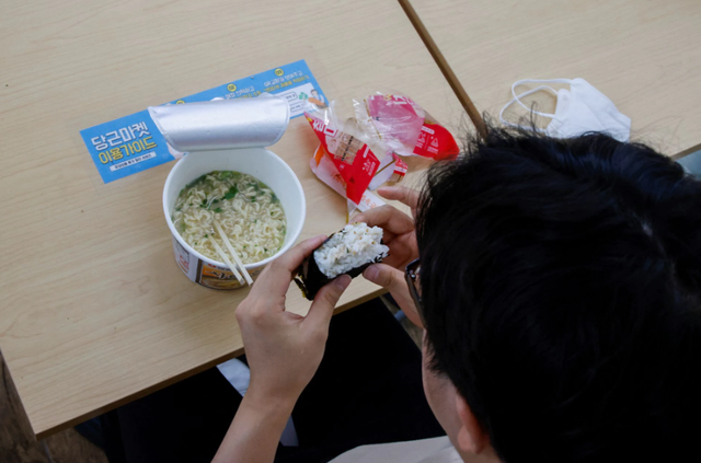 Lạm phát cao nhất 14 năm, dân văn phòng Hàn Quốc chỉ dám ăn mỳ tôm - Ảnh 3.