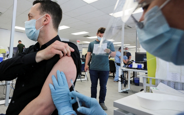 Một người được tiêm vaccine ngừa đậu mùa khỉ tại Montreal, Canada hồi đầu tháng 6. Ảnh: Reuters