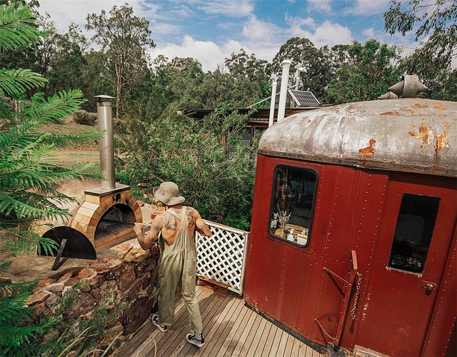 Cặp đôi tái chế toa xe lửa bỏ hoang từ năm 1950, biến nó thành ngôi nhà rộng 70m2, sống cùng đàn lạc đà và thiên nhiên: Vi diệu!  - Ảnh 8.