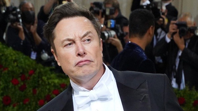 Elon Musk lo sợ suy thoái kinh tế, định cắt giảm 10% lao động Tesla khiến 75 tỷ USD vốn hóa bốc hơi trong 1 phiên - Ảnh 1.