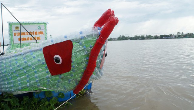   Unique boat made from 2,500 plastic bottles in the middle of Hau River - Photo 2.