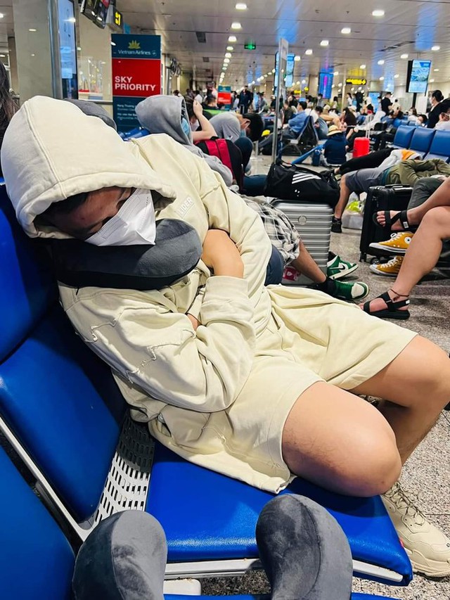  Hệ thống check-in bị lỗi, ùn ứ hành khách ở sân bay Tân Sơn Nhất  - Ảnh 3.