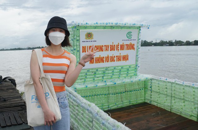  Độc đáo chiếc thuyền làm từ 2.500 chai nhựa giữa sông Hậu  - Ảnh 3.