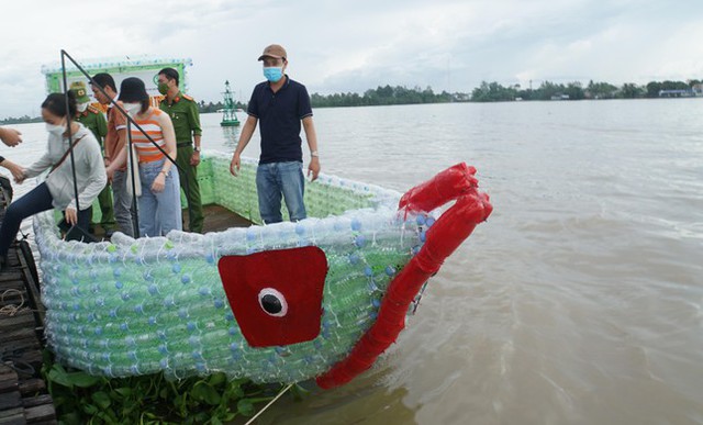  Độc đáo chiếc thuyền làm từ 2.500 chai nhựa giữa sông Hậu  - Ảnh 5.