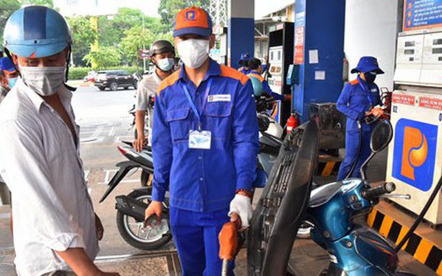 Các chuyên gia, doanh nghiệp cho rằng việc nhập xăng dầu giá rẻ từ Malaysia về Việt Nam là không khả thi .Ảnh: TẤN THẠNH