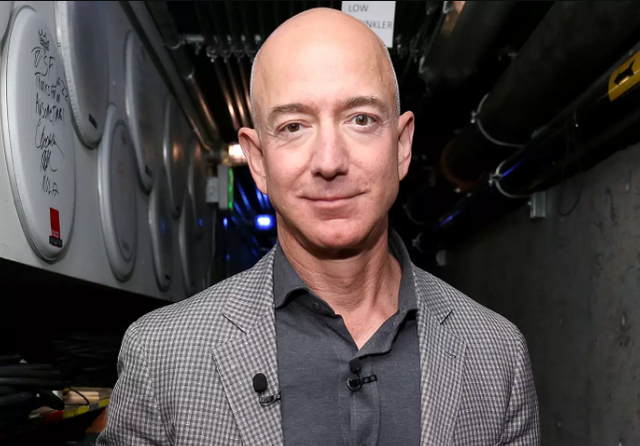 The kind of confidence that helps Jeff Bezos raise $8 million in capital for Amazon with just a smile - Photo 1.