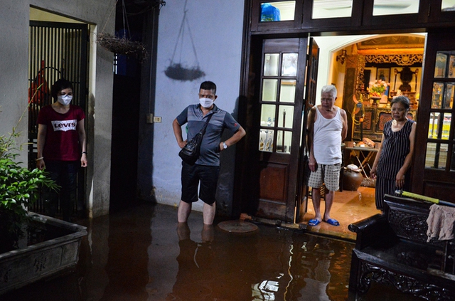  Hà Nội: Một tuần sau mưa lớn, cuộc sống của hàng trăm người dân ở quận Tây Hồ vẫn đảo lộn do ngập sâu - Ảnh 13.