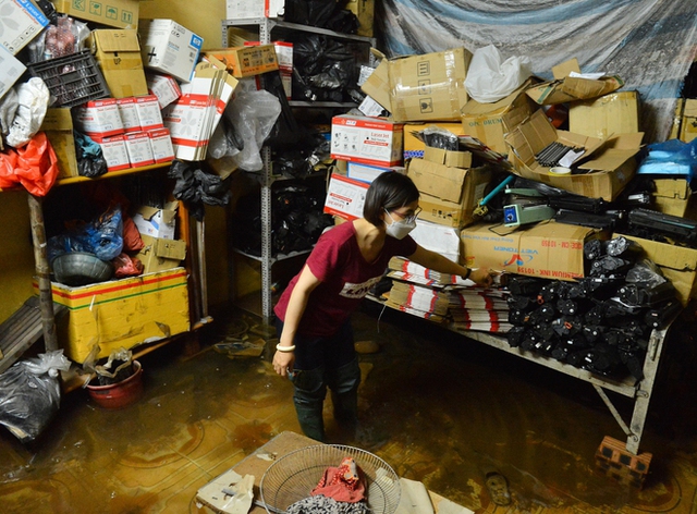  Hà Nội: Một tuần sau mưa lớn, cuộc sống của hàng trăm người dân ở quận Tây Hồ vẫn đảo lộn do ngập sâu - Ảnh 15.