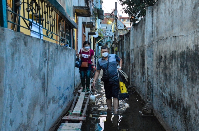  Hà Nội: Một tuần sau mưa lớn, cuộc sống của hàng trăm người dân ở quận Tây Hồ vẫn đảo lộn do ngập sâu - Ảnh 16.
