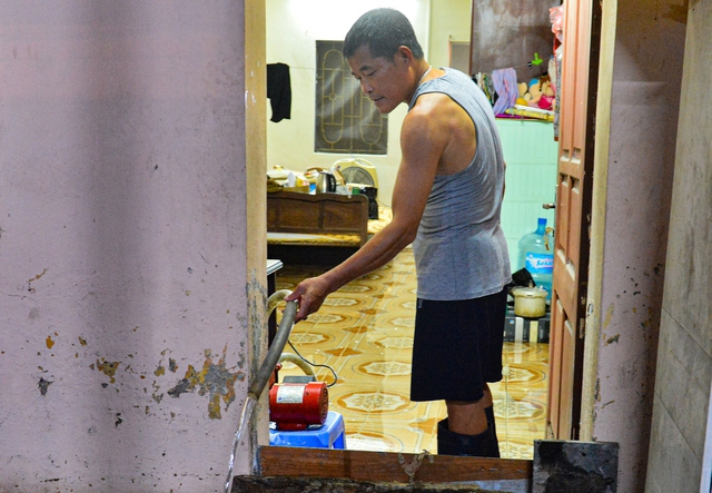  Hà Nội: Một tuần sau mưa lớn, cuộc sống của hàng trăm người dân ở quận Tây Hồ vẫn đảo lộn do ngập sâu - Ảnh 17.