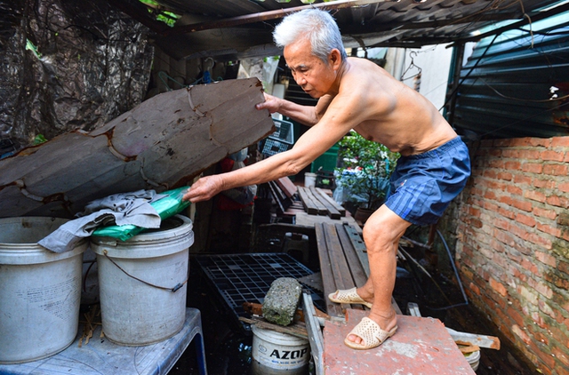  Hà Nội: Một tuần sau mưa lớn, cuộc sống của hàng trăm người dân ở quận Tây Hồ vẫn đảo lộn do ngập sâu - Ảnh 3.