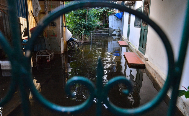  Hà Nội: Một tuần sau mưa lớn, cuộc sống của hàng trăm người dân ở quận Tây Hồ vẫn đảo lộn do ngập sâu - Ảnh 7.