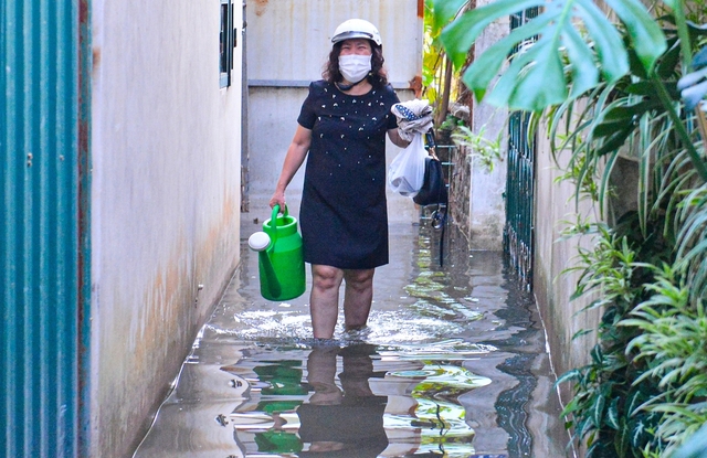  Hà Nội: Một tuần sau mưa lớn, cuộc sống của hàng trăm người dân ở quận Tây Hồ vẫn đảo lộn do ngập sâu - Ảnh 8.