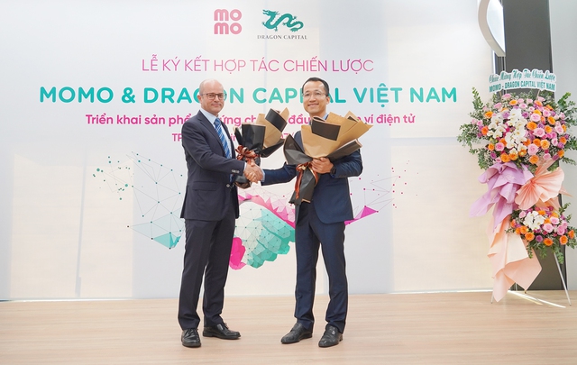 Dragon Capital Vietnam shakes hands with MoMo, the first time users can buy and sell fund certificates directly on e-wallets - Photo 1.