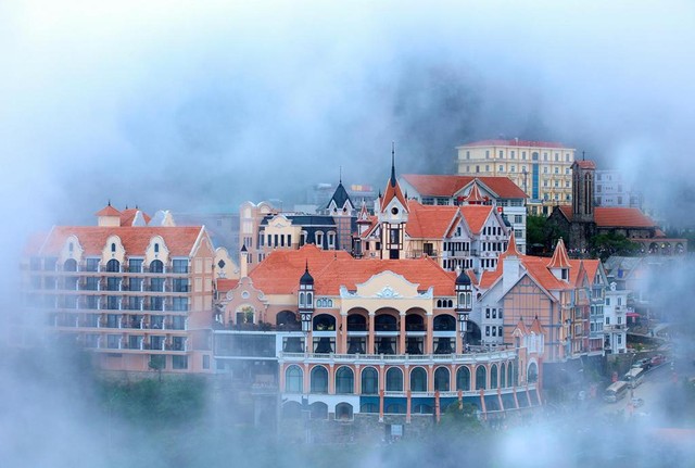 Chỉ cách Hà Nội 1 tiếng có một khách sạn đậm chất Âu, được sương mờ bao phủ, sở hữu bể bơi vô cực nhìn ra toà lâu đài - Ảnh 1.