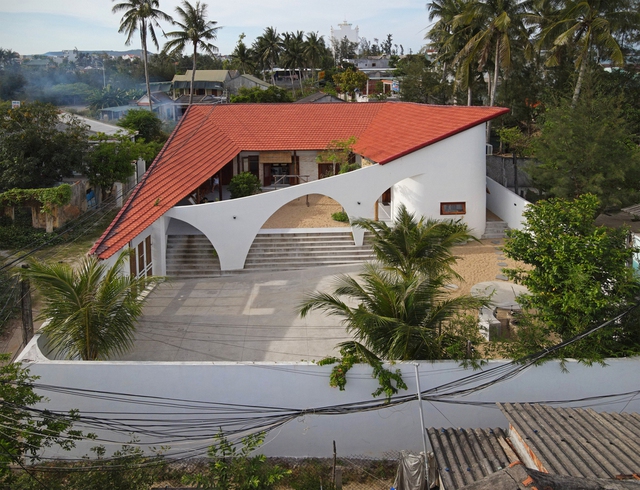 Mọc lên giữa làng chài hoang sơ, resort độc lạ hóa thiên đường nghỉ dưỡng đẹp nao lòng - Ảnh 1.