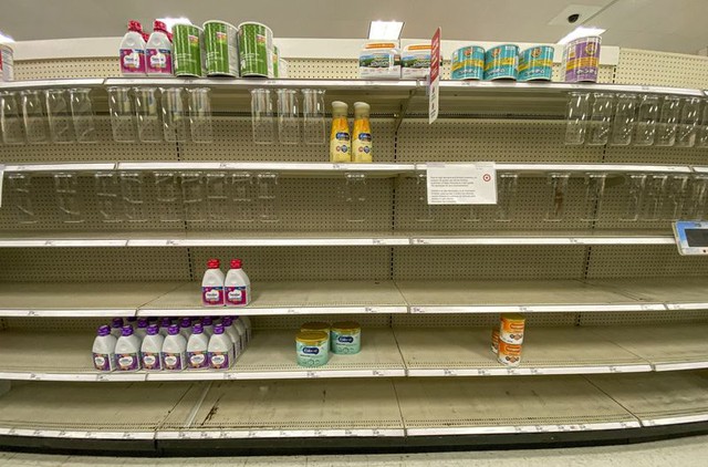 Formula milk scarcity in the US: Parents with red eyes all day driving to buy milk for their children, the rate of out of stock has reached a record 90% - Photo 1.