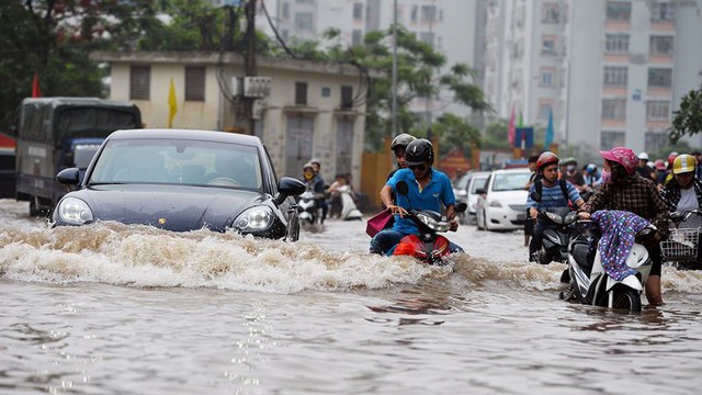 In Hanoi, the heavy rain lasted, the office people were tired of the weather, miserable because the combo price of gasoline- motorbike taxi- ship- food increased - Photo 2.