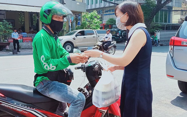 In Hanoi, the heavy rain lasted, the office people were tired of the weather, miserable because the combo price of gasoline- motorbike taxi- ship- food increased - Photo 3.