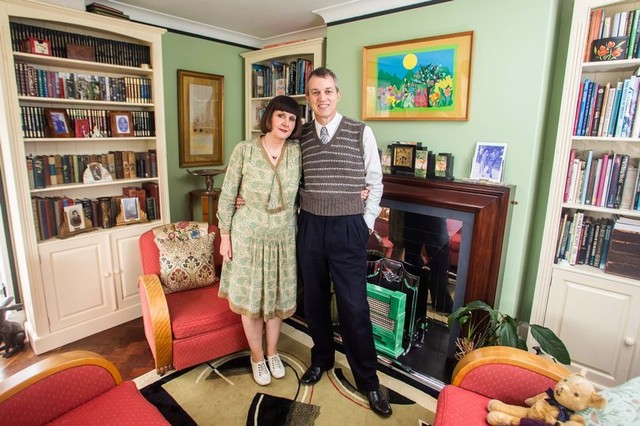 Loved by history, the couple designed a house in the style of the 1930s, using black and white televisions and landlines - Photo 1.