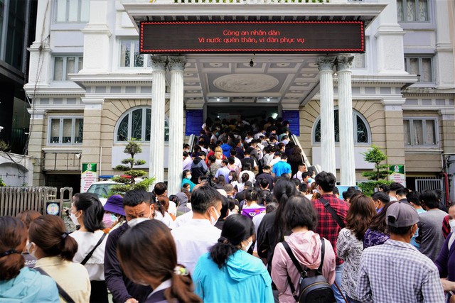 TP.HCM: Hàng trăm người đi bốc số từ 5 giờ sáng, đội nắng xếp hàng dài chờ làm hộ chiếu mẫu mới - Ảnh 6.