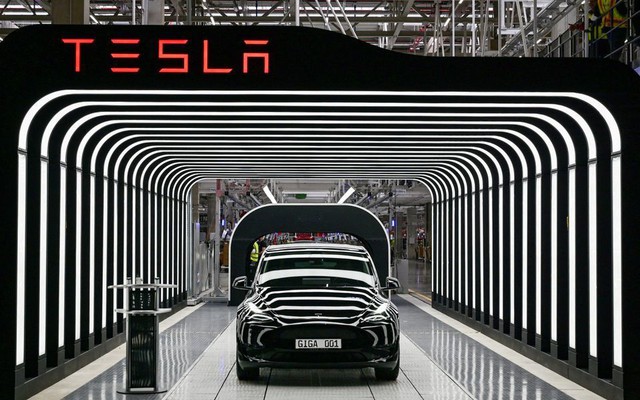 Mẫu xe Tesla Y trong lễ khai trương nhà máy Grünheide, Đức. (Ảnh: Reuters)