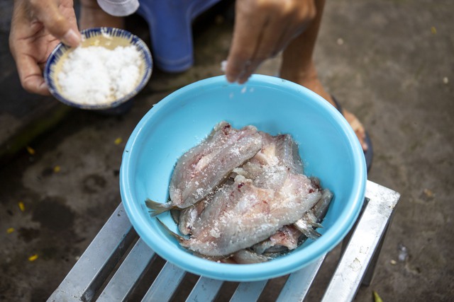 Về miền Tây xem cách người dân làm món cá khô - đặc sản “chữa cháy” bữa cơm mà trong tủ lạnh quanh năm lúc nào cũng phải “trữ” - Ảnh 15.
