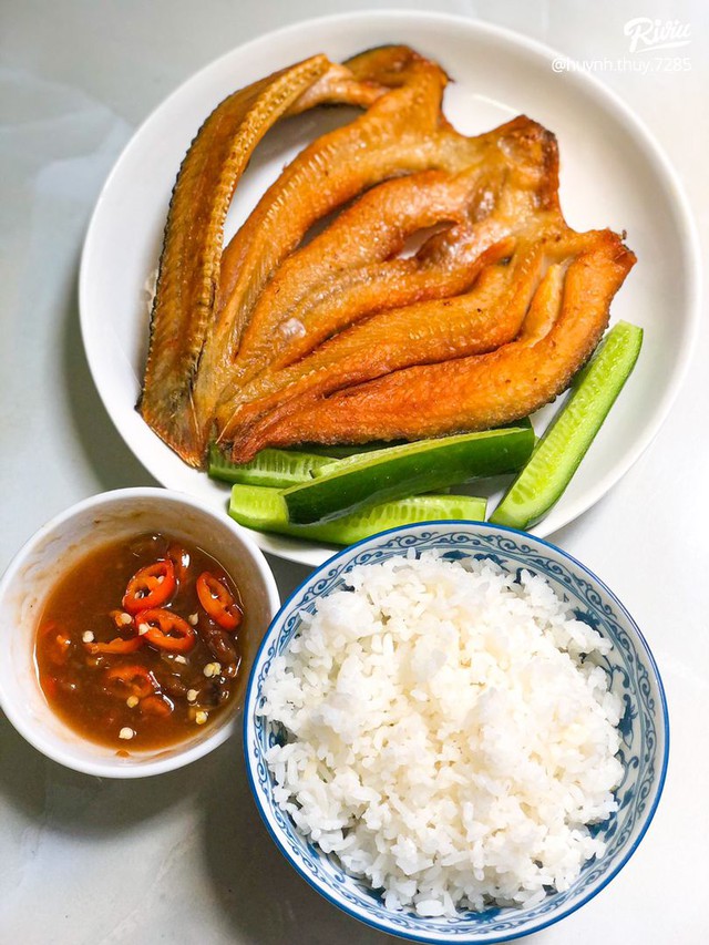 Về miền Tây xem cách người dân làm món cá khô - đặc sản “chữa cháy” bữa cơm mà trong tủ lạnh quanh năm lúc nào cũng phải “trữ” - Ảnh 29.