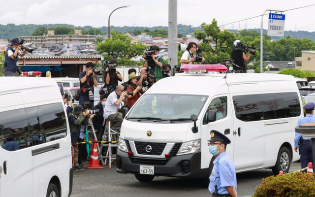 Xe chở nghi phạm Tetsuya Yamagami rời khỏi sở cảnh sát Nara ngày 10/7. (Ảnh: Kyodo)