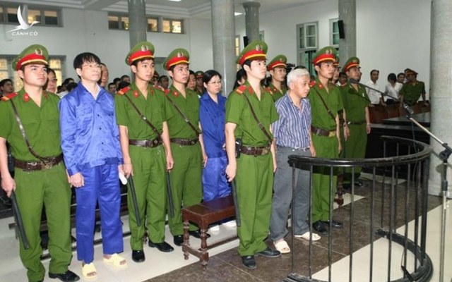 Bị cáo Nguyễn Đức Kiên nghe tòa tuyên án.