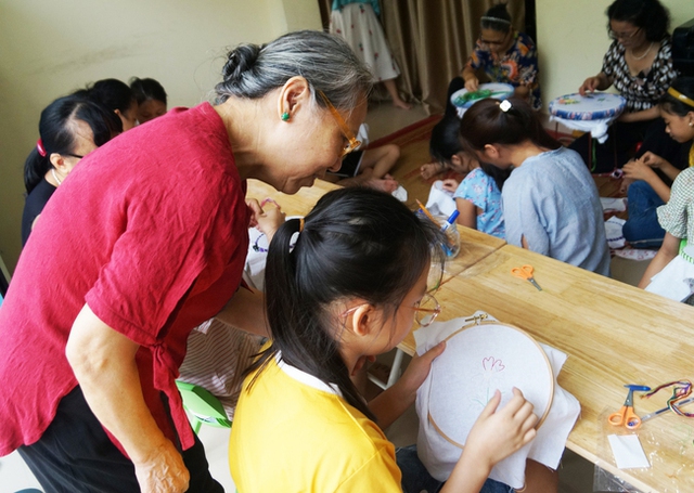 Đến thăm lớp học có 1-0-2 giữa lòng Hà Nội, nơi các bà giáo già truyền lửa đam mê nghề truyền thống cho trẻ em - Ảnh 3.