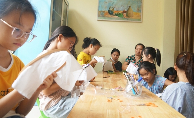 Đến thăm lớp học có 1-0-2 giữa lòng Hà Nội, nơi các bà giáo già truyền lửa đam mê nghề truyền thống cho trẻ em - Ảnh 4.