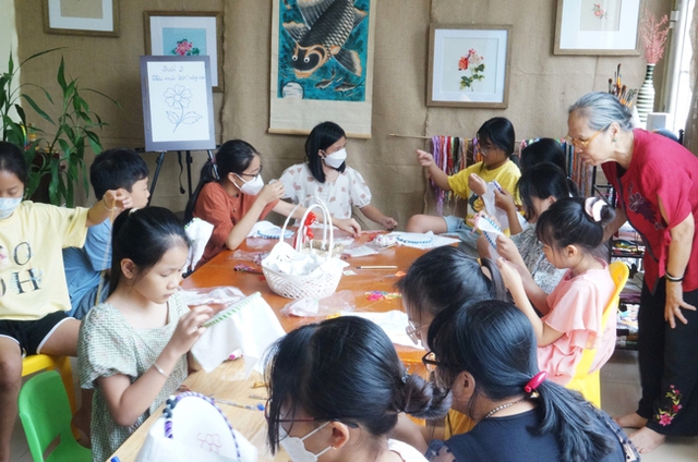 Đến thăm lớp học có 1-0-2 giữa lòng Hà Nội, nơi các bà giáo già truyền lửa đam mê nghề truyền thống cho trẻ em - Ảnh 5.