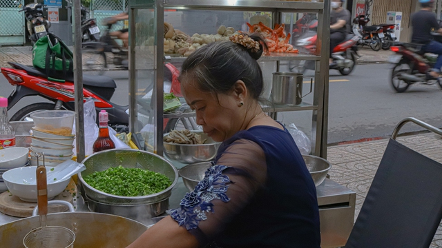 Quán bánh canh cua trong hẻm sâu bị tố chặt khách 700k/tô: 20 năm trước đã bán 300k rồi - Ảnh 6.