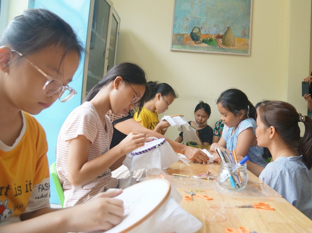 Đến thăm lớp học có 1-0-2 giữa lòng Hà Nội, nơi các bà giáo già truyền lửa đam mê nghề truyền thống cho trẻ em - Ảnh 10.