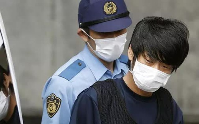 Nghi phạm Yamagami Tetsuya được áp giải rời đồn cảnh sát ở thành phố Nara, Nhật Bản ngày 10-7. Ảnh: Reuters
