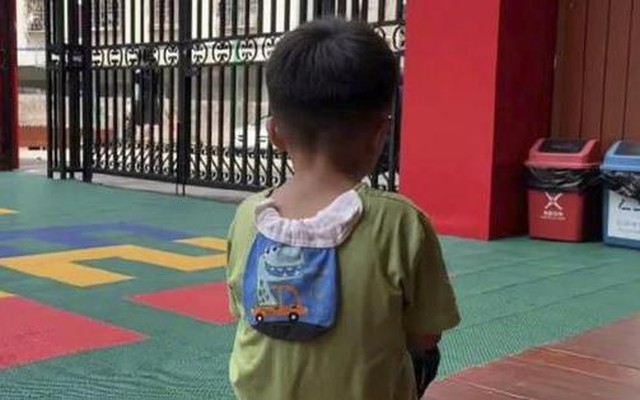 Cậu bé 5 tuổi ở Trung Quốc bị bỏ rơi tại trường vào tuần trước, đến nay vẫn chưa có người thân nào chịu đón về - Ảnh: Weibo