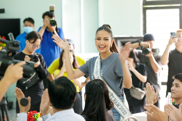 Ngọc Châu về nhà sau đăng quang: Người dân Tây Ninh vây kín vui như hội, hoa hậu gây chú ý với vẻ ngoài giản dị - Ảnh 4.