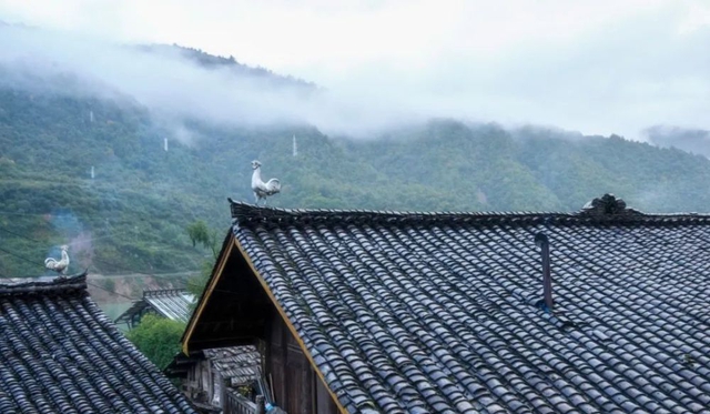 Cổ trại bên bờ hồ ở Trung Quốc: Nơi cư ngụ của bộ tộc xưa, xem gà là vị thần ban ơn và phúc lành - Ảnh 9.