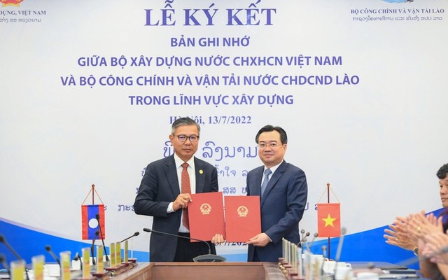 Bộ trưởng Xây dựng Nguyễn Thanh Nghị (bên phải) và Bộ trưởng Công chính và Vận tải Lào Viengsavath Siphandone ký bản ghi nhớ hợp tác giữa hai Bộ. (Ảnh: Thành Đạt)