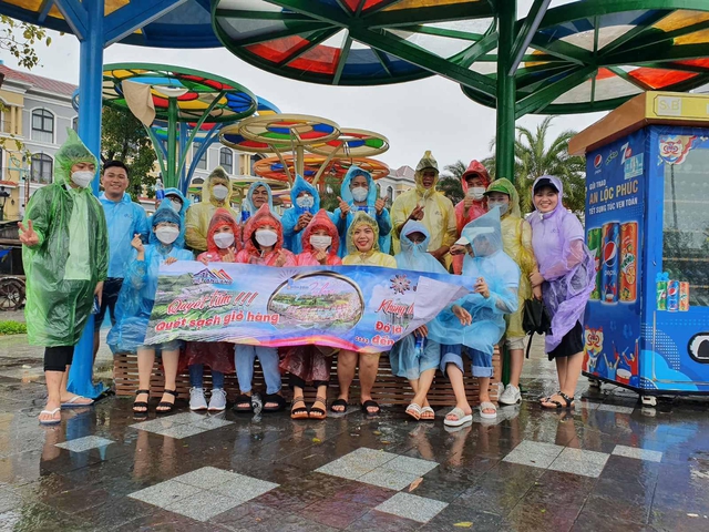 Kẹt lại giữa mưa bão ở Phú Quốc, các hành khách lâm vào trình trạng “dở khóc dở cười”, phải chi thêm tiền để ở lại - Ảnh 3.