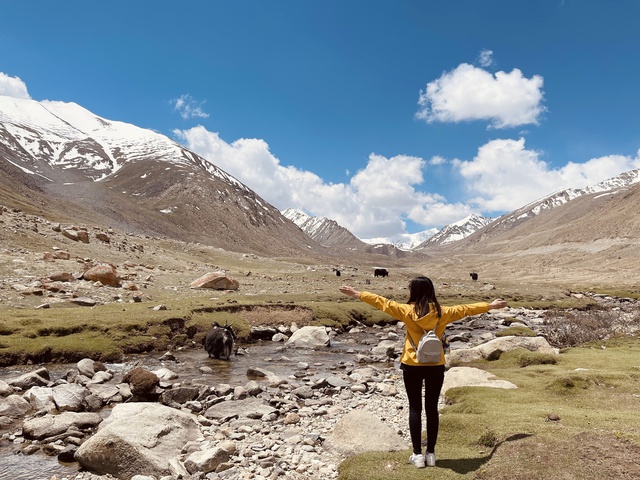 Trải nghiệm khó quên ở Tiểu Tây Tạng của cô gái Việt bỏ công việc văn phòng để đi du lịch: Thời tiết lạnh buốt, móng tay và tóc gãy vì khô, shock độ cao khi băng đèo cao nhất thế giới… - Ảnh 1.