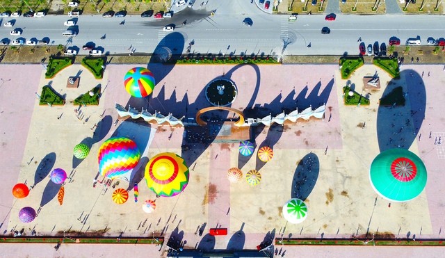  Mãn nhãn màn biểu diễn khinh khí cầu đặc sắc ở phố biển Cửa Lò - Ảnh 1.