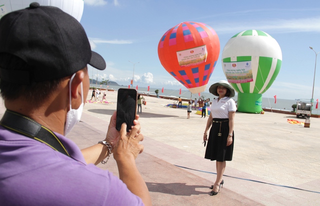  Mãn nhãn màn biểu diễn khinh khí cầu đặc sắc ở phố biển Cửa Lò - Ảnh 7.
