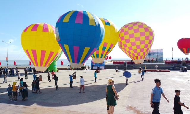  Mãn nhãn màn biểu diễn khinh khí cầu đặc sắc ở phố biển Cửa Lò - Ảnh 8.
