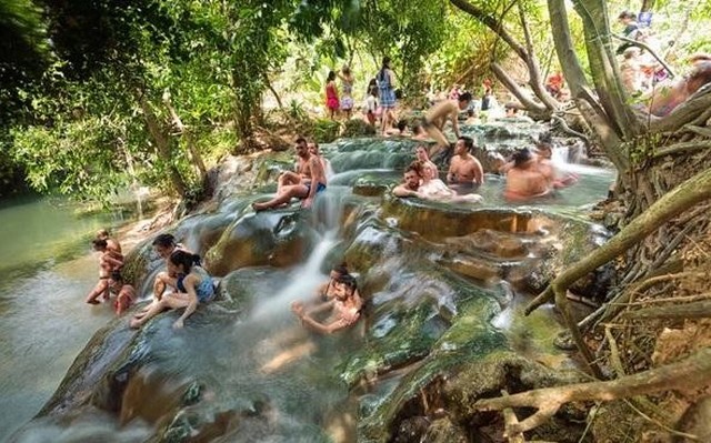 Suối nước nóng Klong Thom ở Thái Lan là một điểm du lịch nổi tiếng. Ảnh: Thrillophilia.